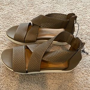 New Universal Thread size 7 tan gladiator sandals